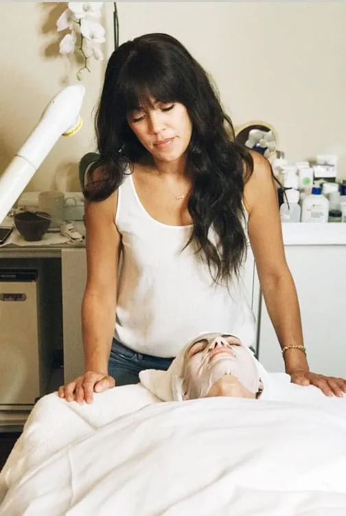 Shani Darden giving a facial treatment